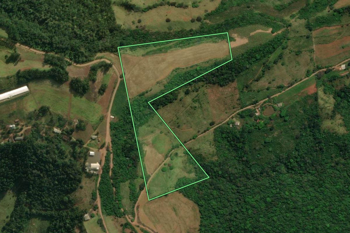 Imagem de satélite do imóvel rural em Guaraciaba (SC), com o contorno declarado no CAR desenhado por cima.