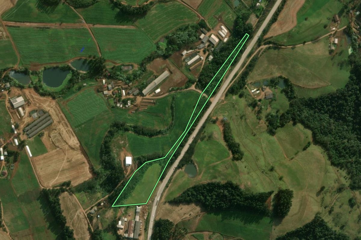 Imagem de satélite do imóvel rural em Guaraciaba (SC), com o contorno declarado no CAR desenhado por cima.