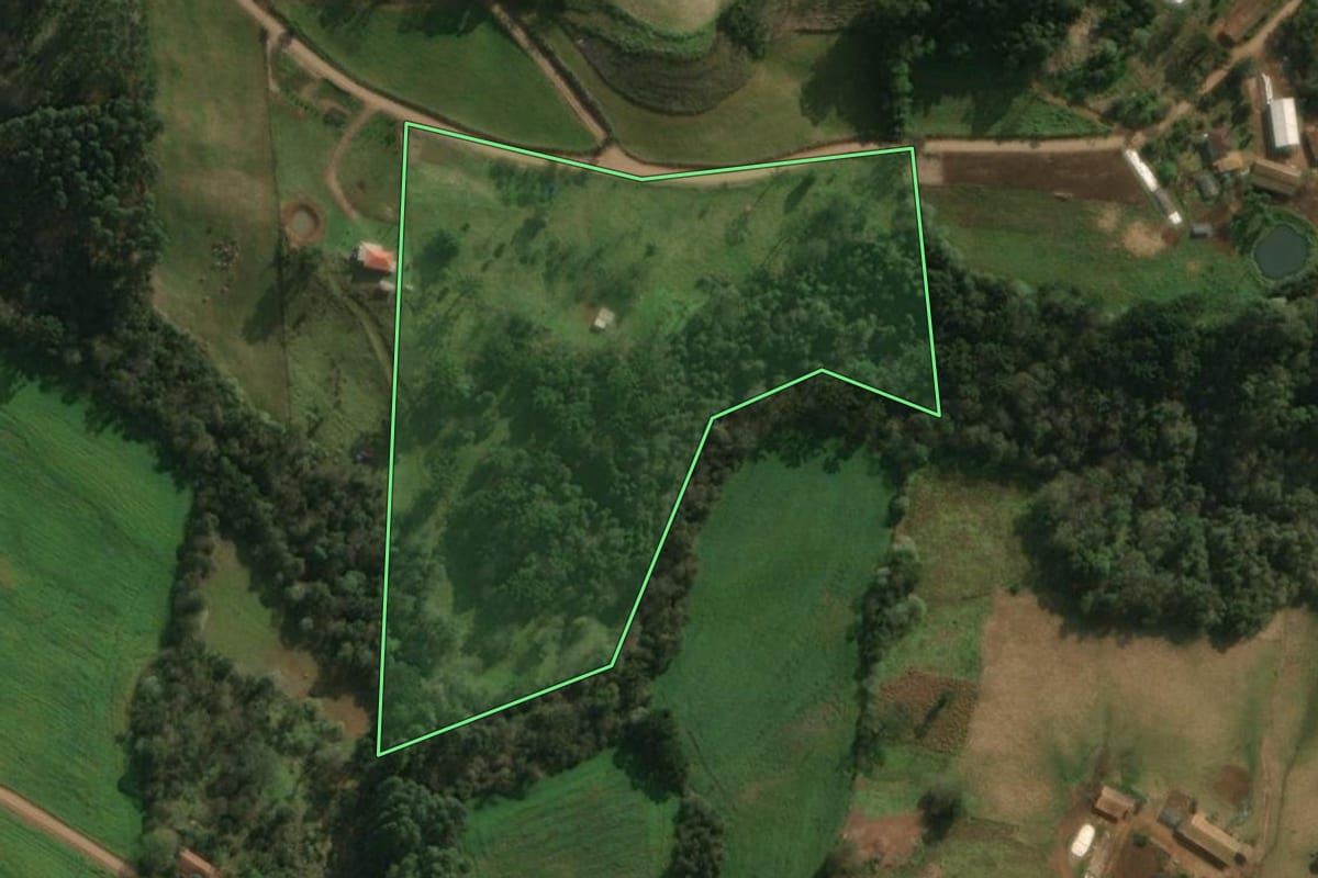 Imagem de satélite do imóvel rural em Guaraciaba (SC), com o contorno declarado no CAR desenhado por cima.