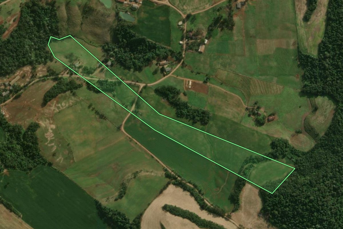 Imagem de satélite do imóvel rural em Guaraciaba (SC), com o contorno declarado no CAR desenhado por cima.