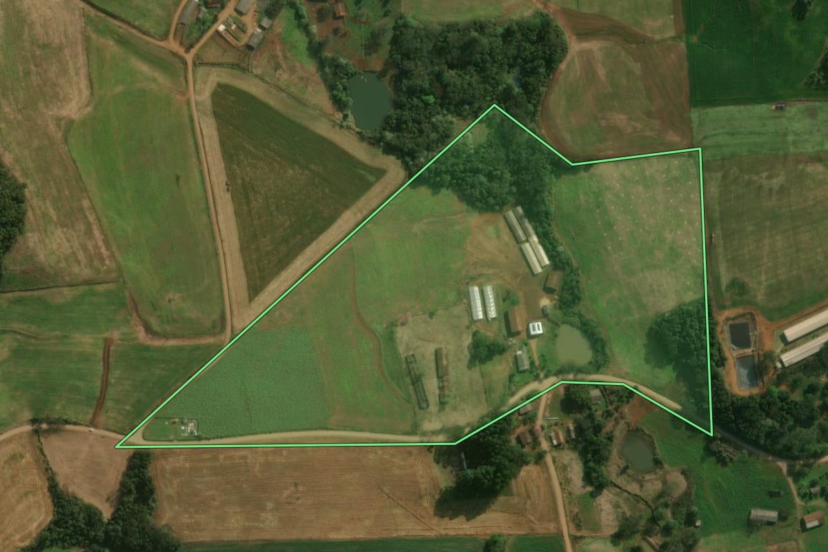 Imagem de satélite do imóvel rural em Guaraciaba (SC), com o contorno declarado no CAR desenhado por cima.