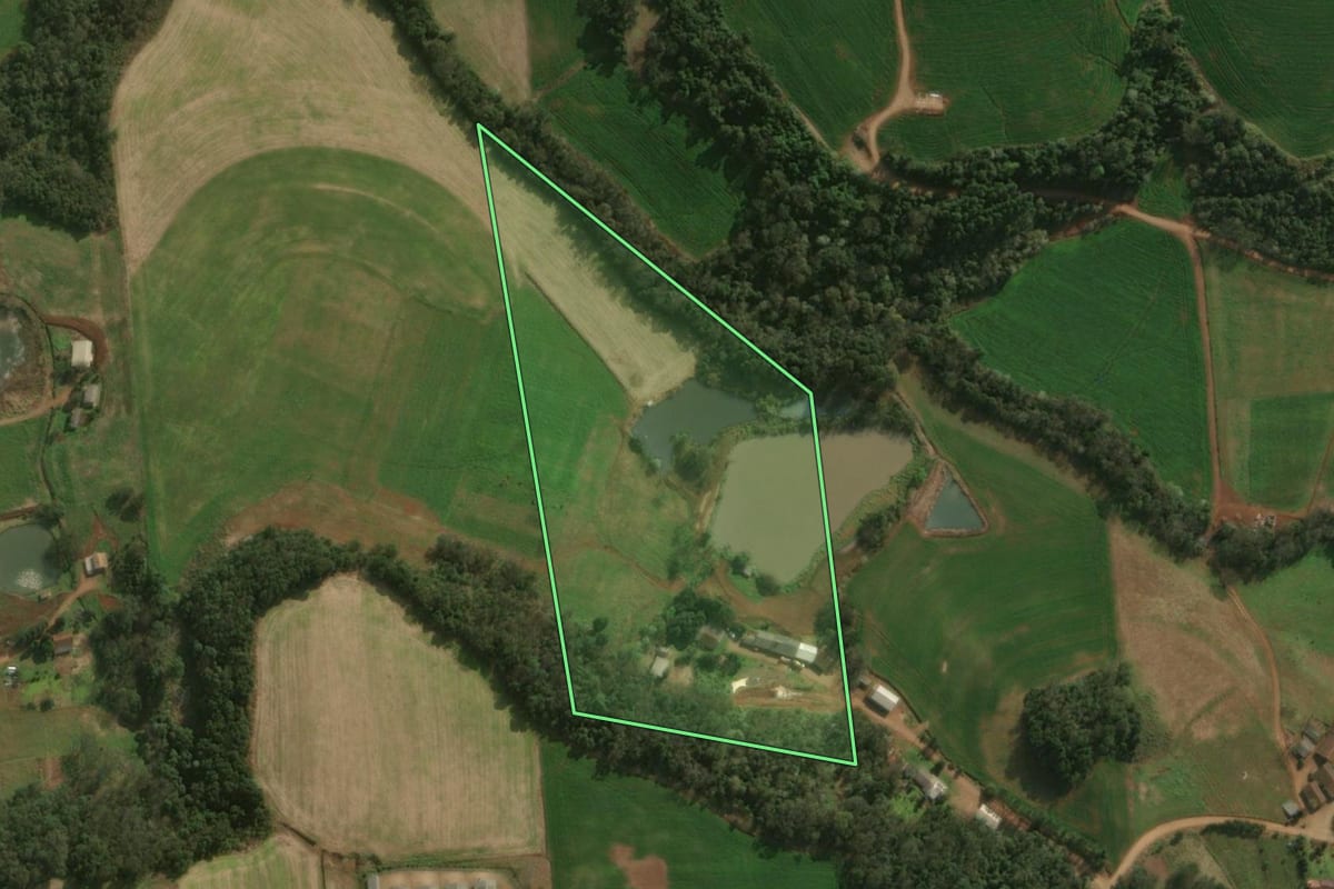 Imagem de satélite do imóvel rural em Guaraciaba (SC), com o contorno declarado no CAR desenhado por cima.