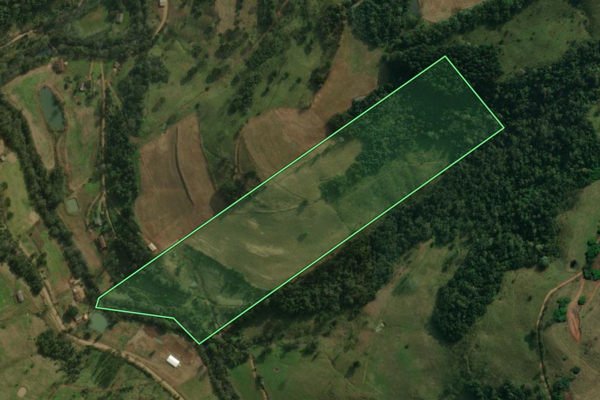 Imagem de satélite do imóvel rural em Guaraciaba (SC), com o contorno declarado no CAR desenhado por cima.