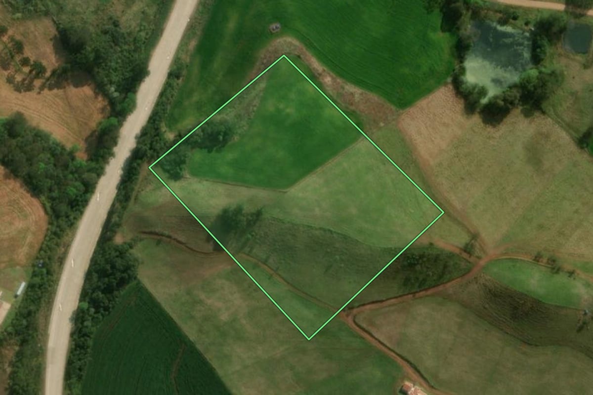 Imagem de satélite do imóvel rural em Guaraciaba (SC), com o contorno declarado no CAR desenhado por cima.