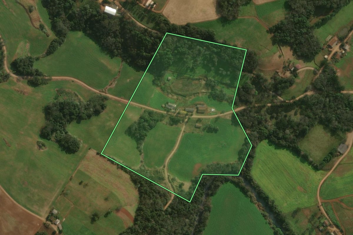 Imagem de satélite do imóvel rural em Guaraciaba (SC), com o contorno declarado no CAR desenhado por cima.