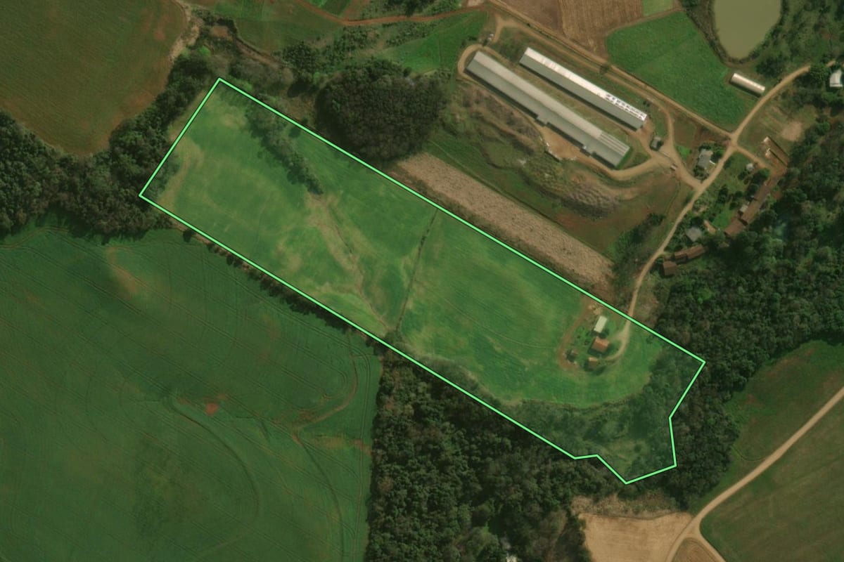 Imagem de satélite do imóvel rural em Guaraciaba (SC), com o contorno declarado no CAR desenhado por cima.