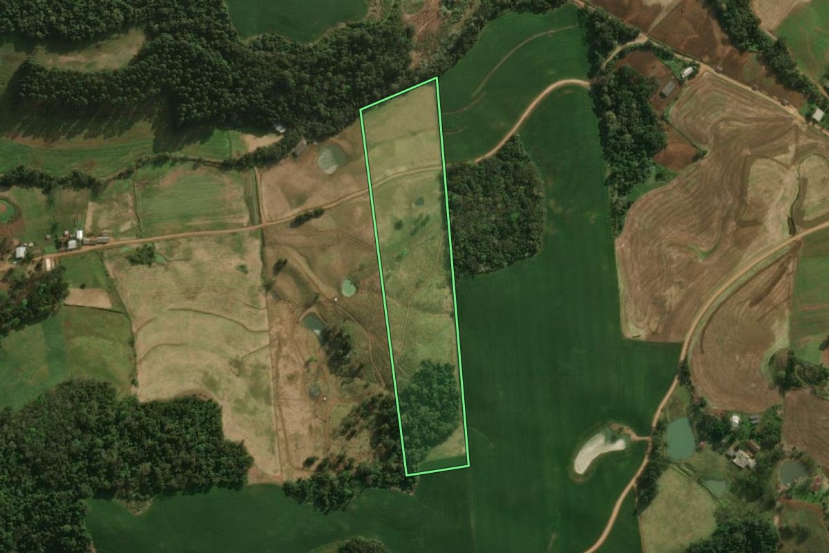 Imagem de satélite do imóvel rural em Guaraciaba (SC), com o contorno declarado no CAR desenhado por cima.