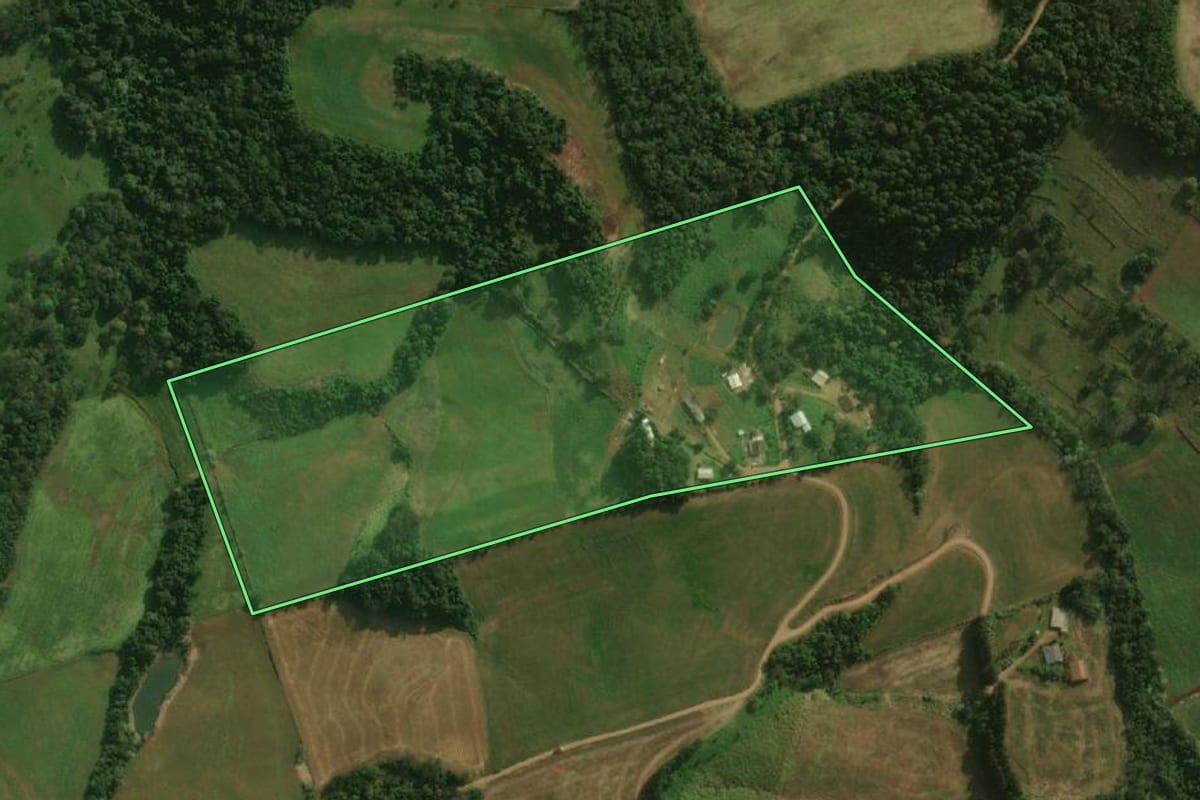 Imagem de satélite do imóvel rural em Guaraciaba (SC), com o contorno declarado no CAR desenhado por cima.