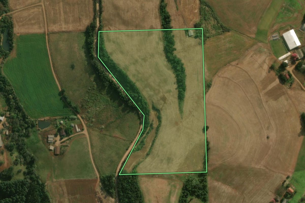 Imagem de satélite do imóvel rural em Guaraciaba (SC), com o contorno declarado no CAR desenhado por cima.