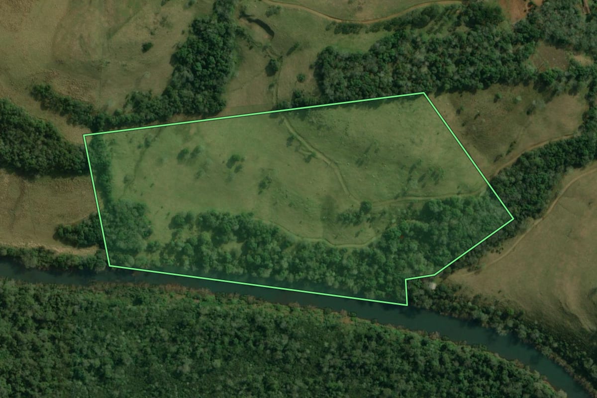 Imagem de satélite do imóvel rural em Guaraciaba (SC), com o contorno declarado no CAR desenhado por cima.