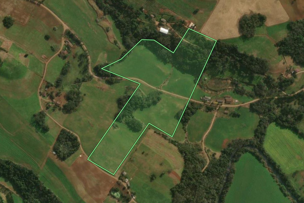 Imagem de satélite do imóvel rural em Guaraciaba (SC), com o contorno declarado no CAR desenhado por cima.
