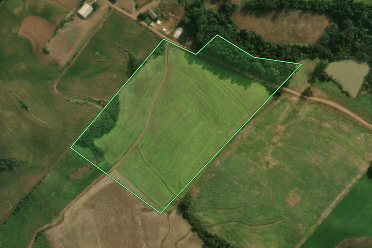 Imagem de satélite do imóvel rural em Guaraciaba (SC), com o contorno declarado no CAR desenhado por cima.