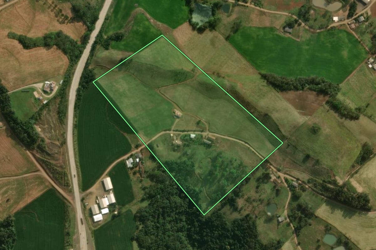 Imagem de satélite do imóvel rural em Guaraciaba (SC), com o contorno declarado no CAR desenhado por cima.