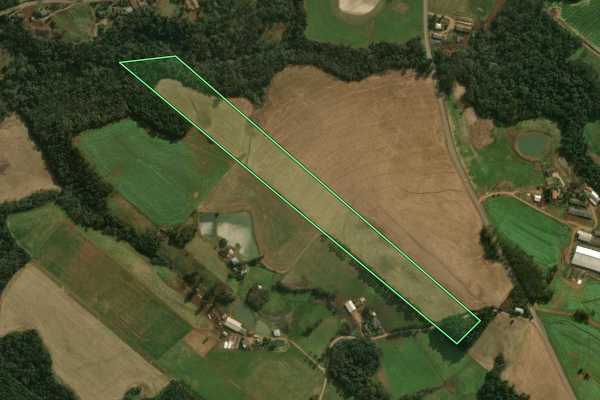 Imagem de satélite do imóvel rural em Guaraciaba (SC), com o contorno declarado no CAR desenhado por cima.