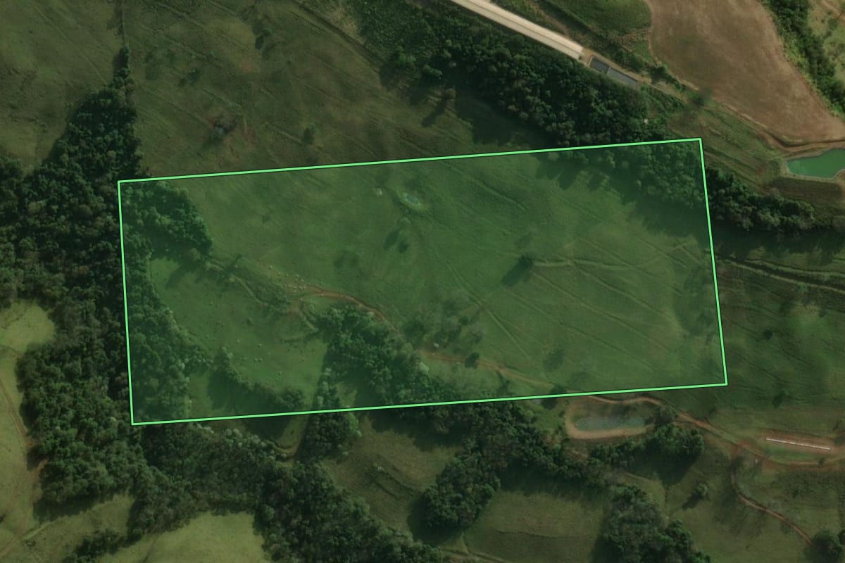 Imagem de satélite do imóvel rural em Guaraciaba (SC), com o contorno declarado no CAR desenhado por cima.
