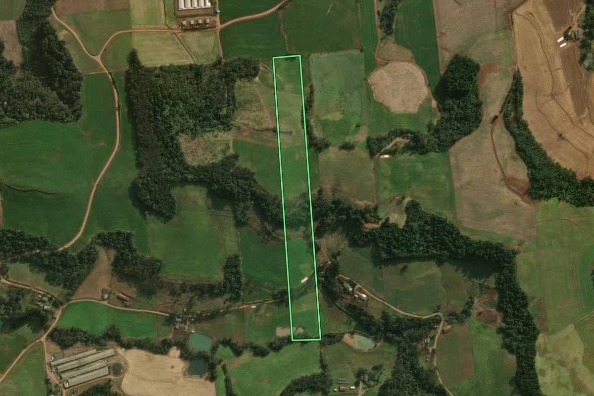 Imagem de satélite do imóvel rural em Guaraciaba (SC), com o contorno declarado no CAR desenhado por cima.