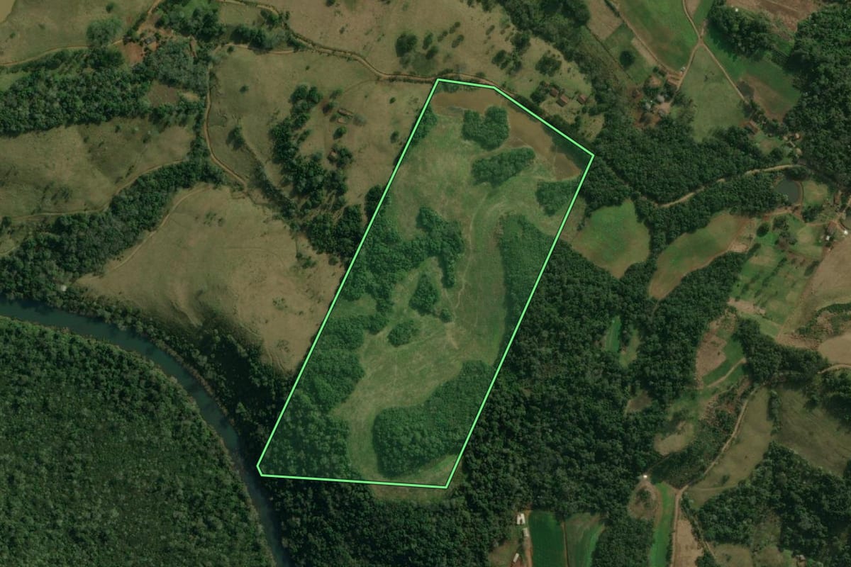 Imagem de satélite do imóvel rural em Guaraciaba (SC), com o contorno declarado no CAR desenhado por cima.