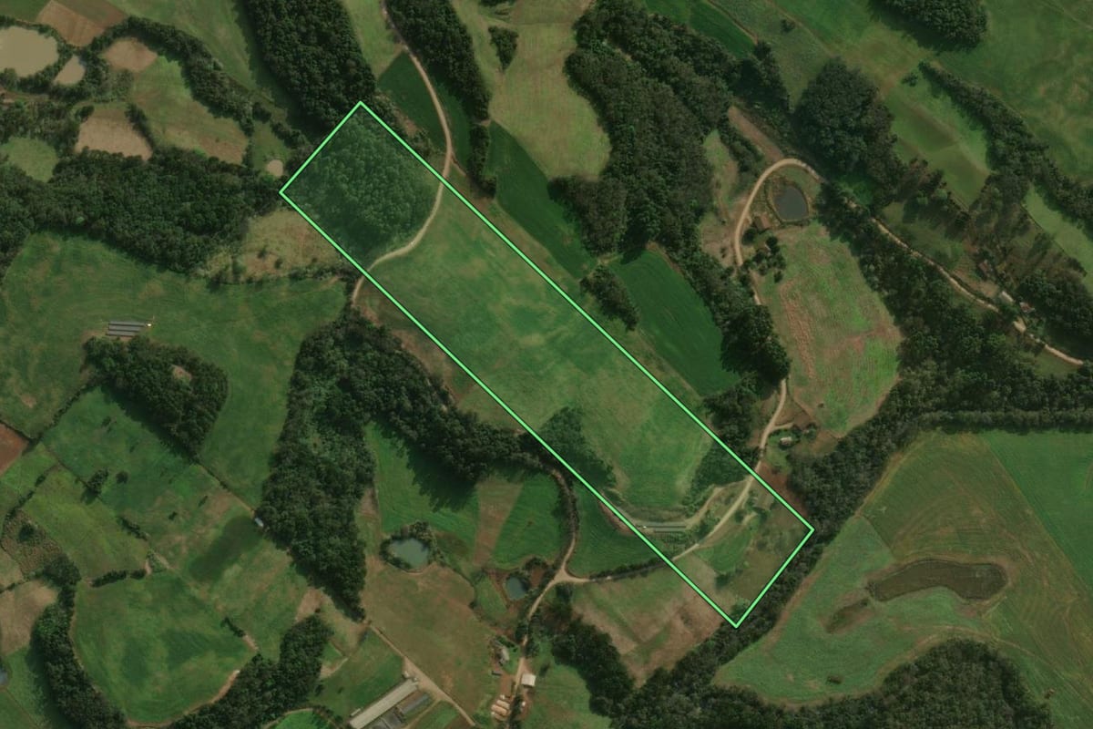 Imagem de satélite do imóvel rural em Guaraciaba (SC), com o contorno declarado no CAR desenhado por cima.