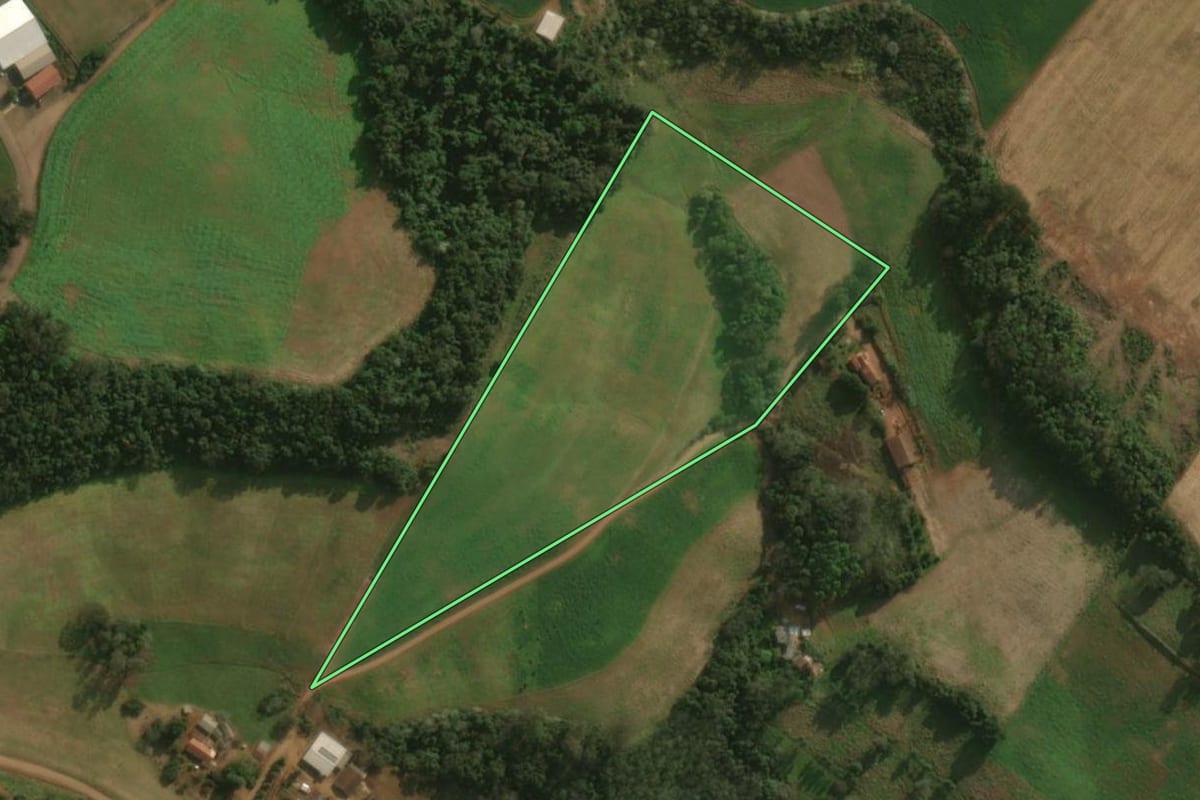 Imagem de satélite do imóvel rural em Guaraciaba (SC), com o contorno declarado no CAR desenhado por cima.