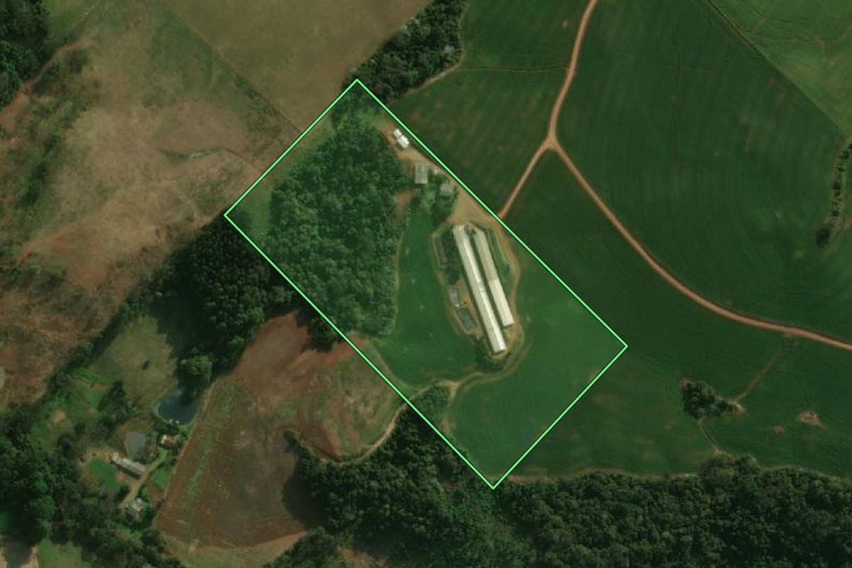 Imagem de satélite do imóvel rural em Guaraciaba (SC), com o contorno declarado no CAR desenhado por cima.