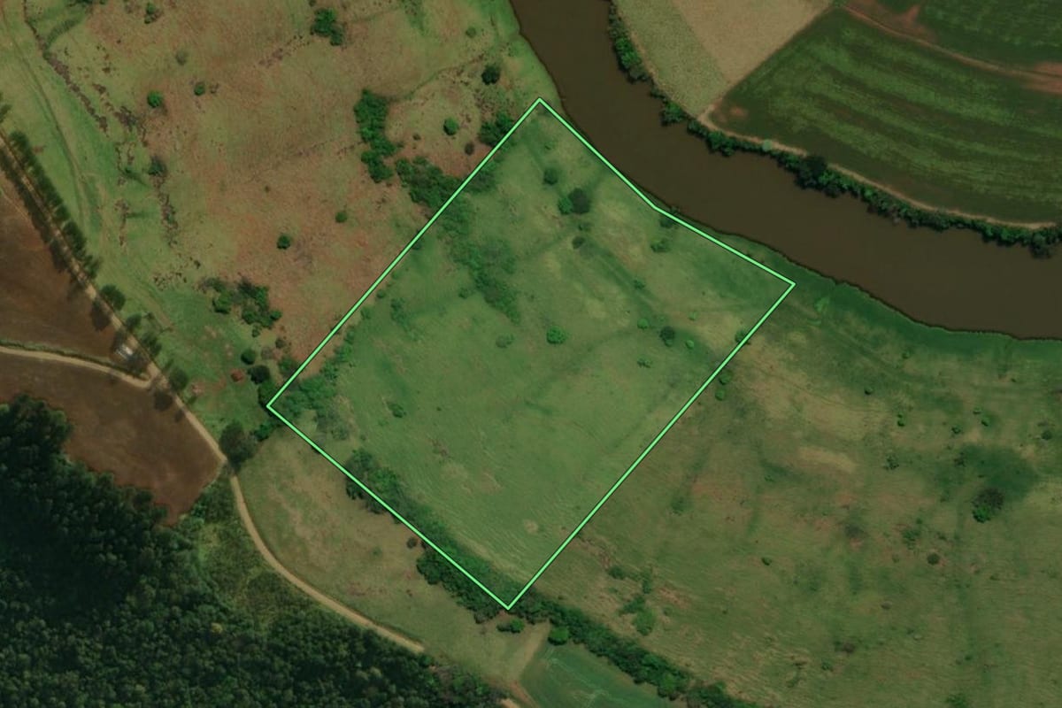 Imagem de satélite do imóvel rural em Guaraciaba (SC), com o contorno declarado no CAR desenhado por cima.