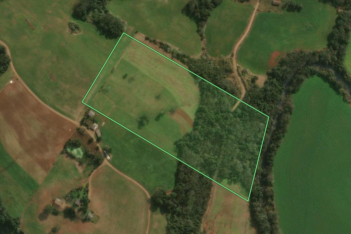 Imagem de satélite do imóvel rural em Guaraciaba (SC), com o contorno declarado no CAR desenhado por cima.