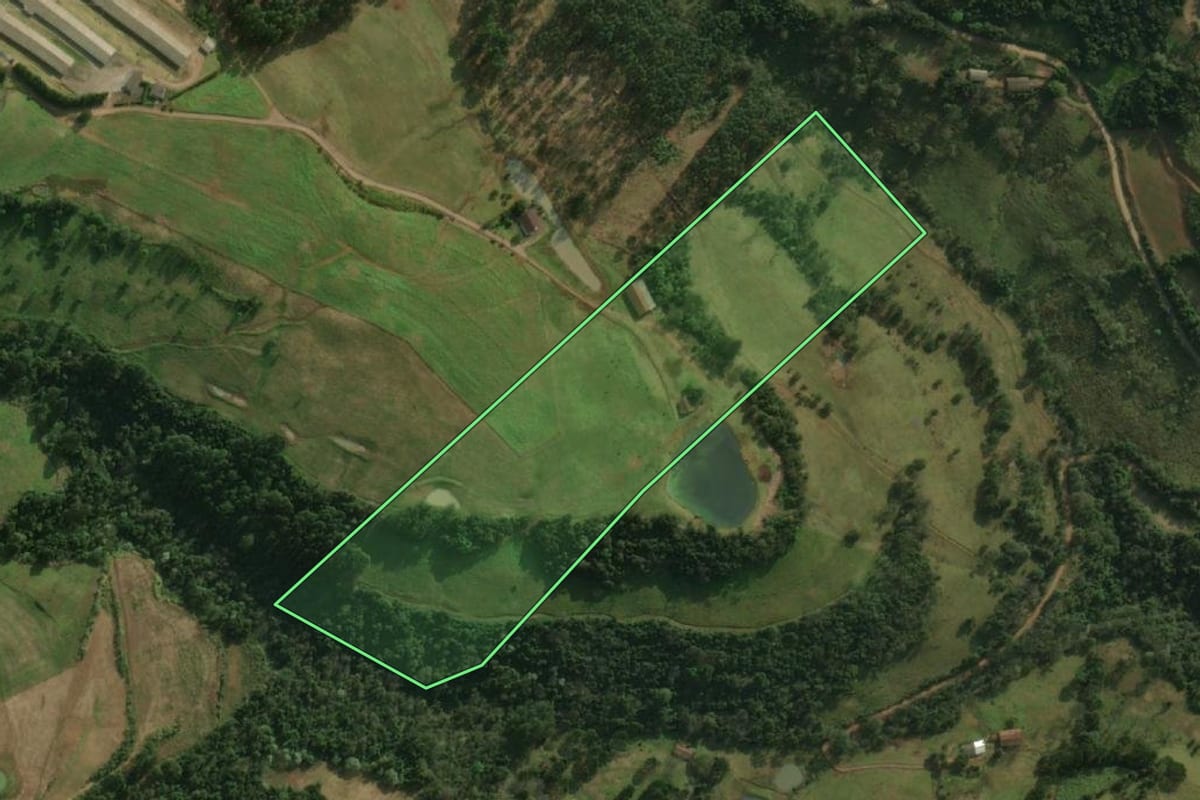 Imagem de satélite do imóvel rural em Guaraciaba (SC), com o contorno declarado no CAR desenhado por cima.