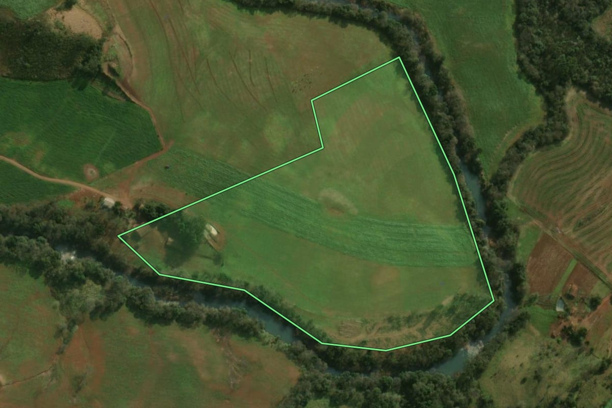 Imagem de satélite do imóvel rural em Guaraciaba (SC), com o contorno declarado no CAR desenhado por cima.