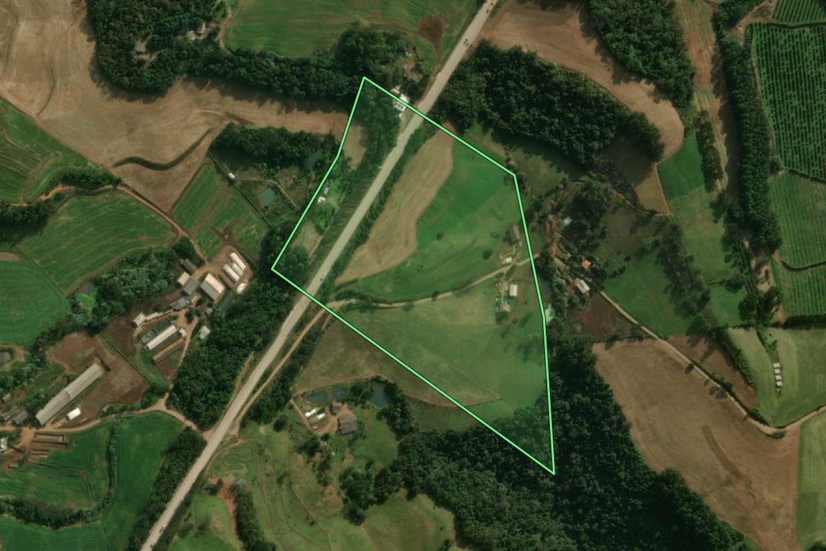Imagem de satélite do imóvel rural em Guaraciaba (SC), com o contorno declarado no CAR desenhado por cima.