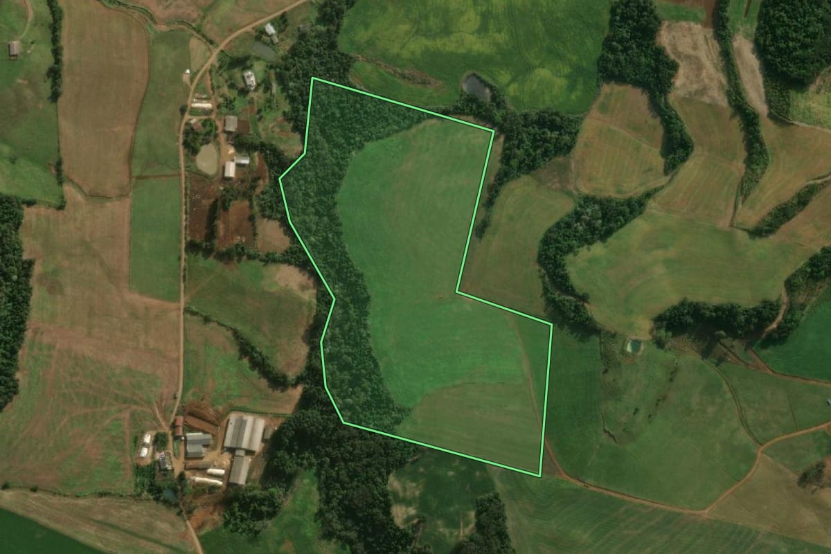 Imagem de satélite do imóvel rural em Guaraciaba (SC), com o contorno declarado no CAR desenhado por cima.