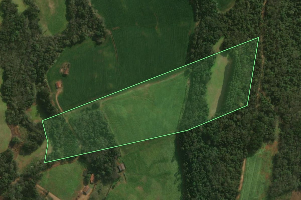 Imagem de satélite do imóvel rural em Guaraciaba (SC), com o contorno declarado no CAR desenhado por cima.