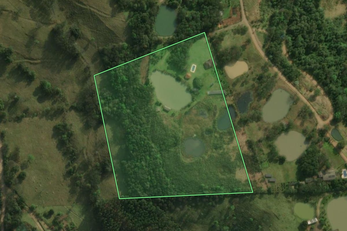 Imagem de satélite do imóvel rural em Guaraciaba (SC), com o contorno declarado no CAR desenhado por cima.