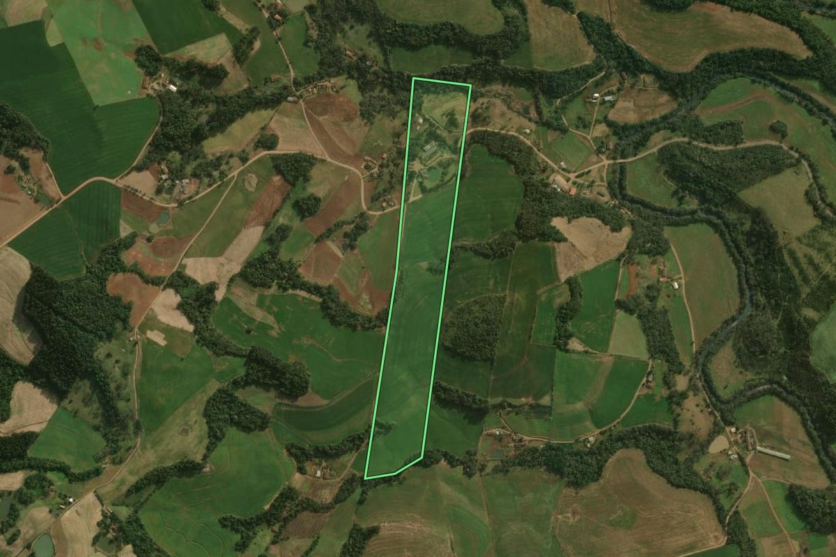 Imagem de satélite do imóvel rural em Guaraciaba (SC), com o contorno declarado no CAR desenhado por cima.