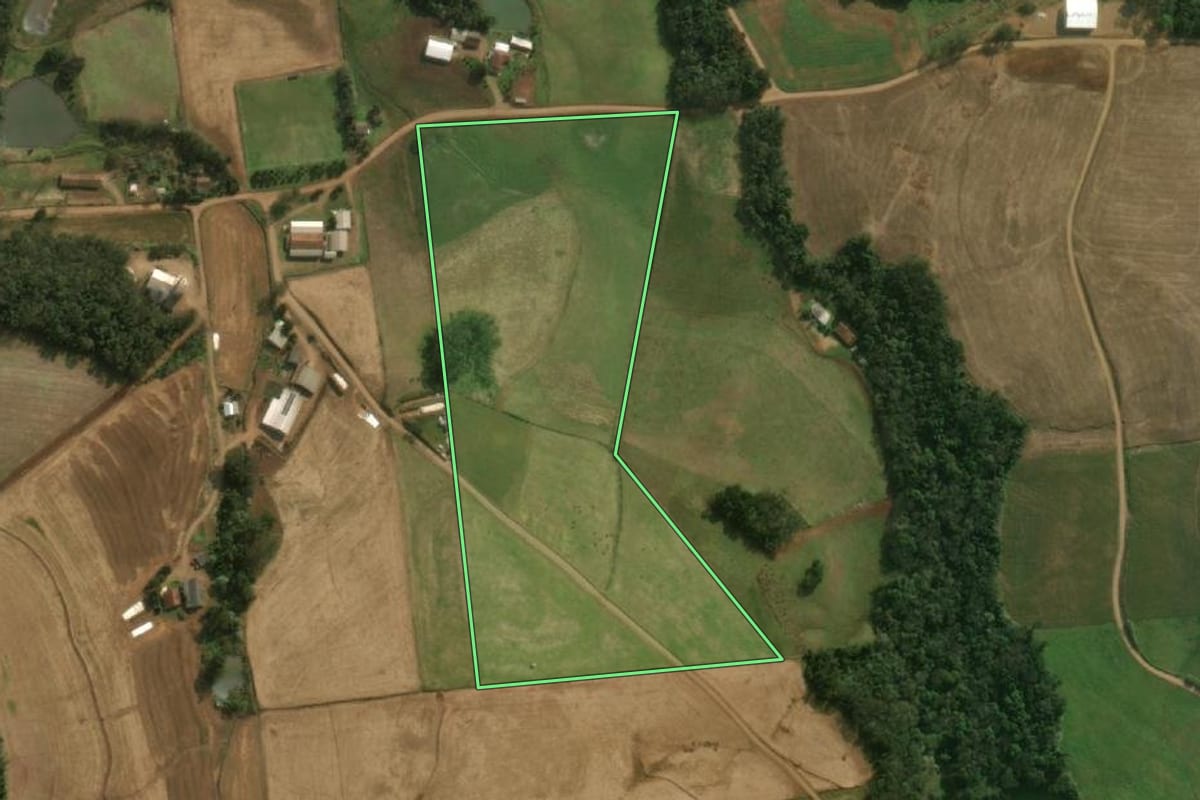 Imagem de satélite do imóvel rural em Guaraciaba (SC), com o contorno declarado no CAR desenhado por cima.