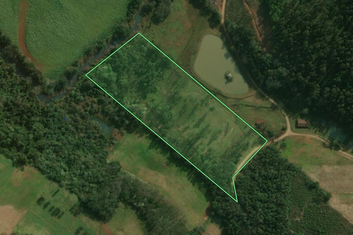 Imagem de satélite do imóvel rural em Guaraciaba (SC), com o contorno declarado no CAR desenhado por cima.