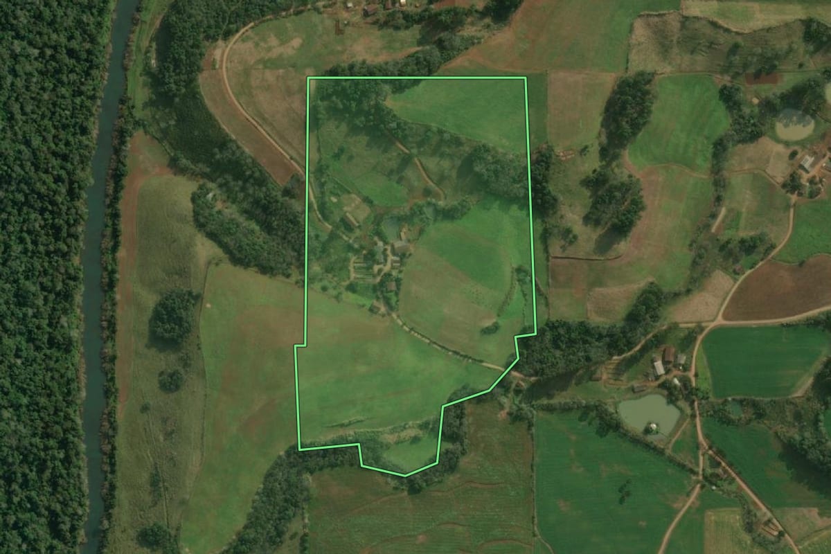 Imagem de satélite do imóvel rural em Guaraciaba (SC), com o contorno declarado no CAR desenhado por cima.