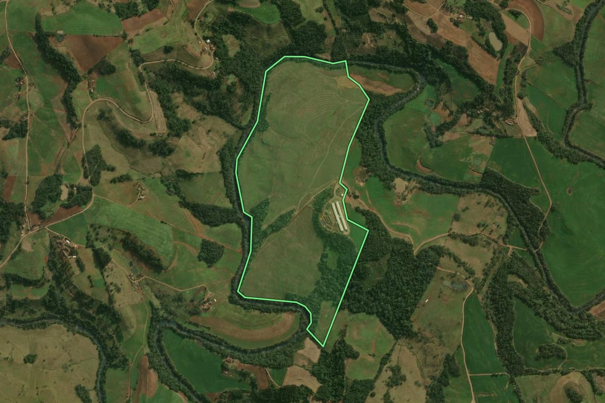 Imagem de satélite do imóvel rural em Guaraciaba (SC), com o contorno declarado no CAR desenhado por cima.