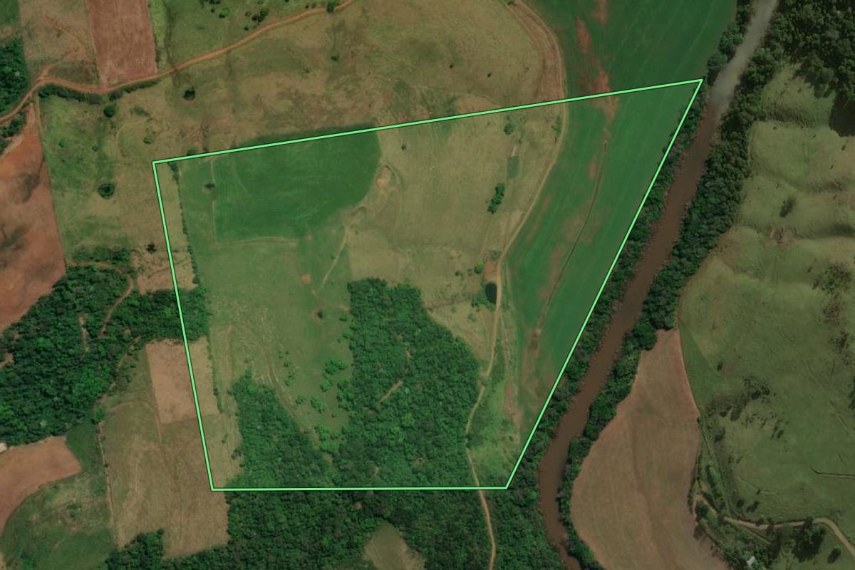 Imagem de satélite do imóvel rural em Guaraciaba (SC), com o contorno declarado no CAR desenhado por cima.