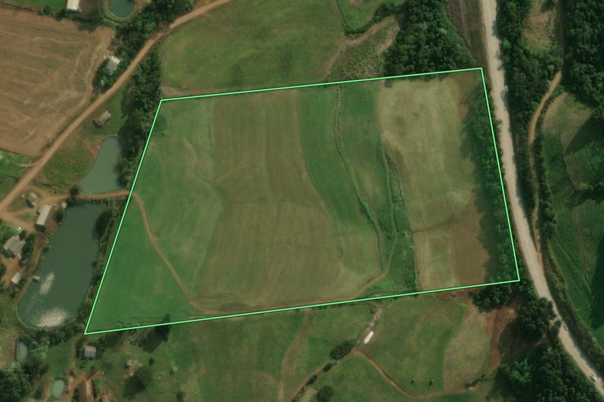 Imagem de satélite do imóvel rural em Guaraciaba (SC), com o contorno declarado no CAR desenhado por cima.