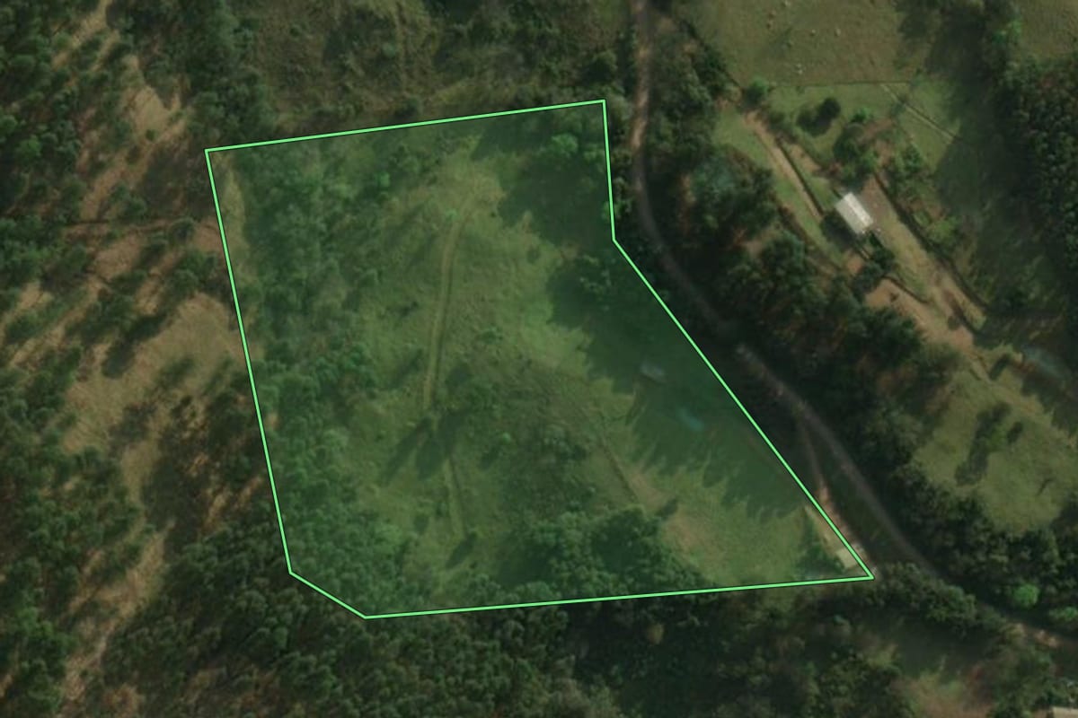 Imagem de satélite do imóvel rural em Guaraciaba (SC), com o contorno declarado no CAR desenhado por cima.