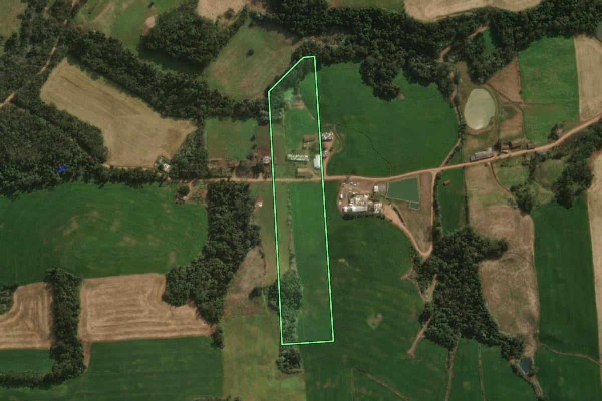 Imagem de satélite do imóvel rural em Guaraciaba (SC), com o contorno declarado no CAR desenhado por cima.