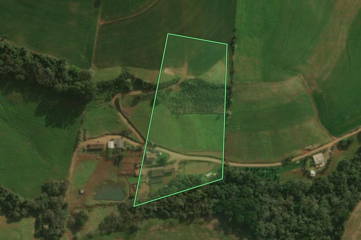 Imagem de satélite do imóvel rural em Guaraciaba (SC), com o contorno declarado no CAR desenhado por cima.