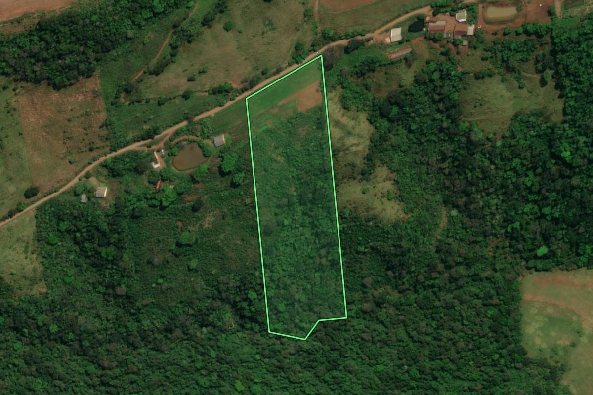 Imagem de satélite do imóvel rural em Guaraciaba (SC), com o contorno declarado no CAR desenhado por cima.