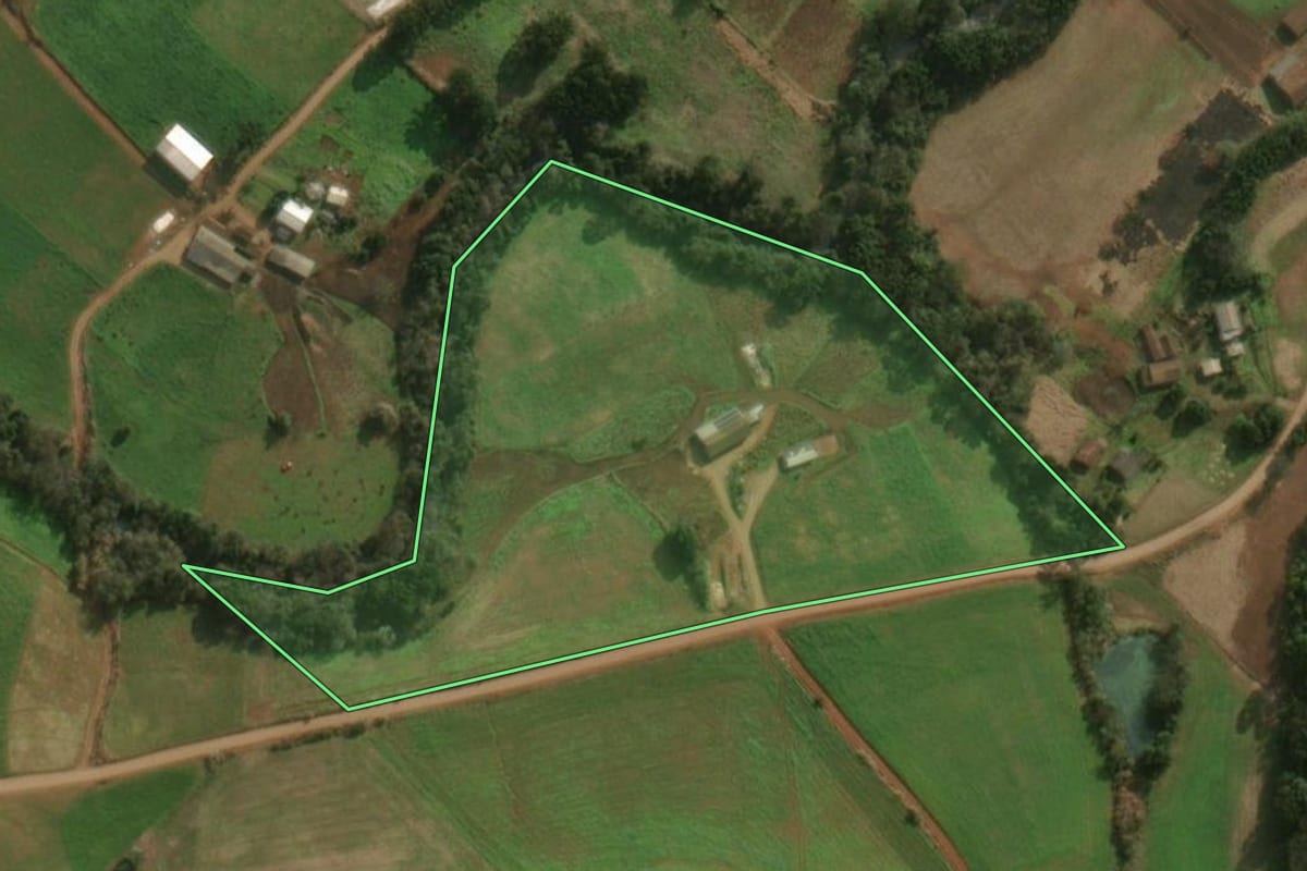 Imagem de satélite do imóvel rural em Guaraciaba (SC), com o contorno declarado no CAR desenhado por cima.