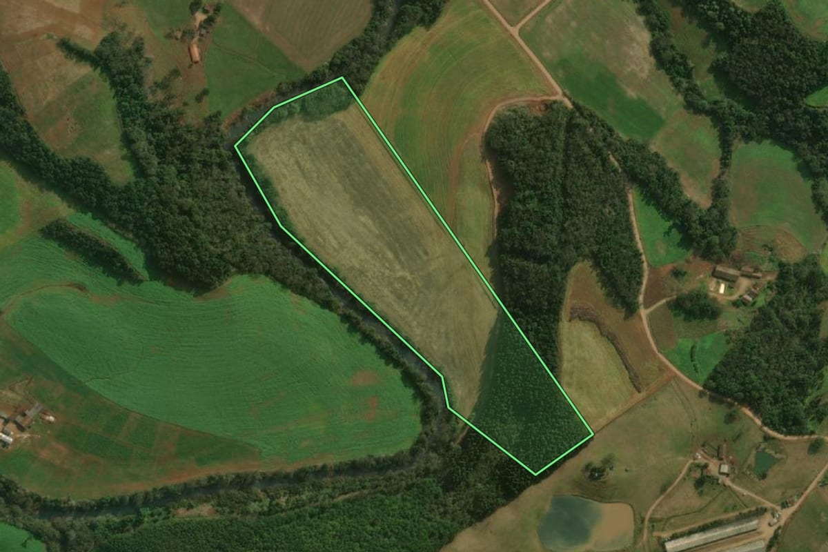 Imagem de satélite do imóvel rural em Guaraciaba (SC), com o contorno declarado no CAR desenhado por cima.