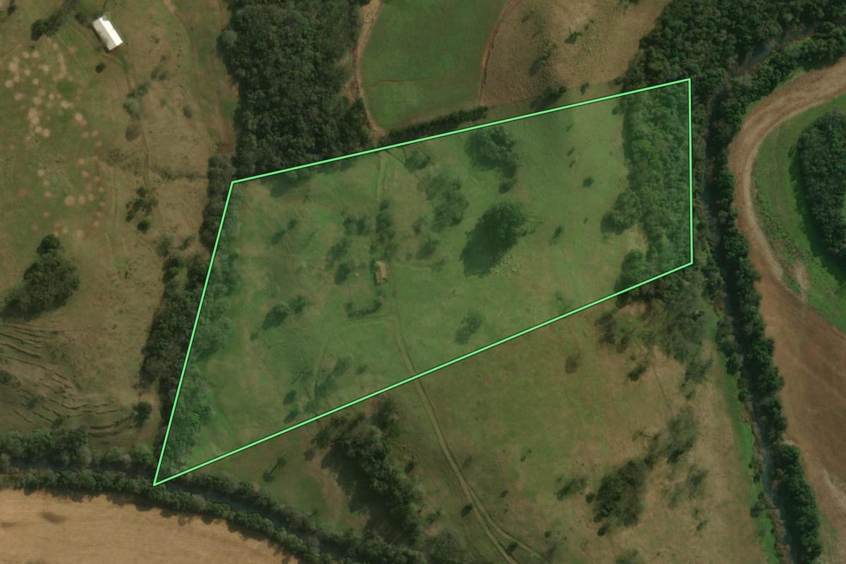 Imagem de satélite do imóvel rural em Guaraciaba (SC), com o contorno declarado no CAR desenhado por cima.