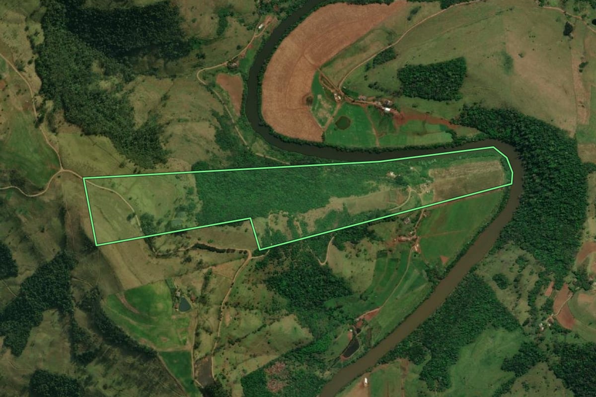 Imagem de satélite do imóvel rural em Guaraciaba (SC), com o contorno declarado no CAR desenhado por cima.
