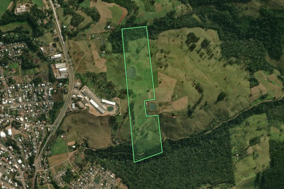 Imagem de satélite do imóvel rural em Guaraciaba (SC), com o contorno declarado no CAR desenhado por cima.