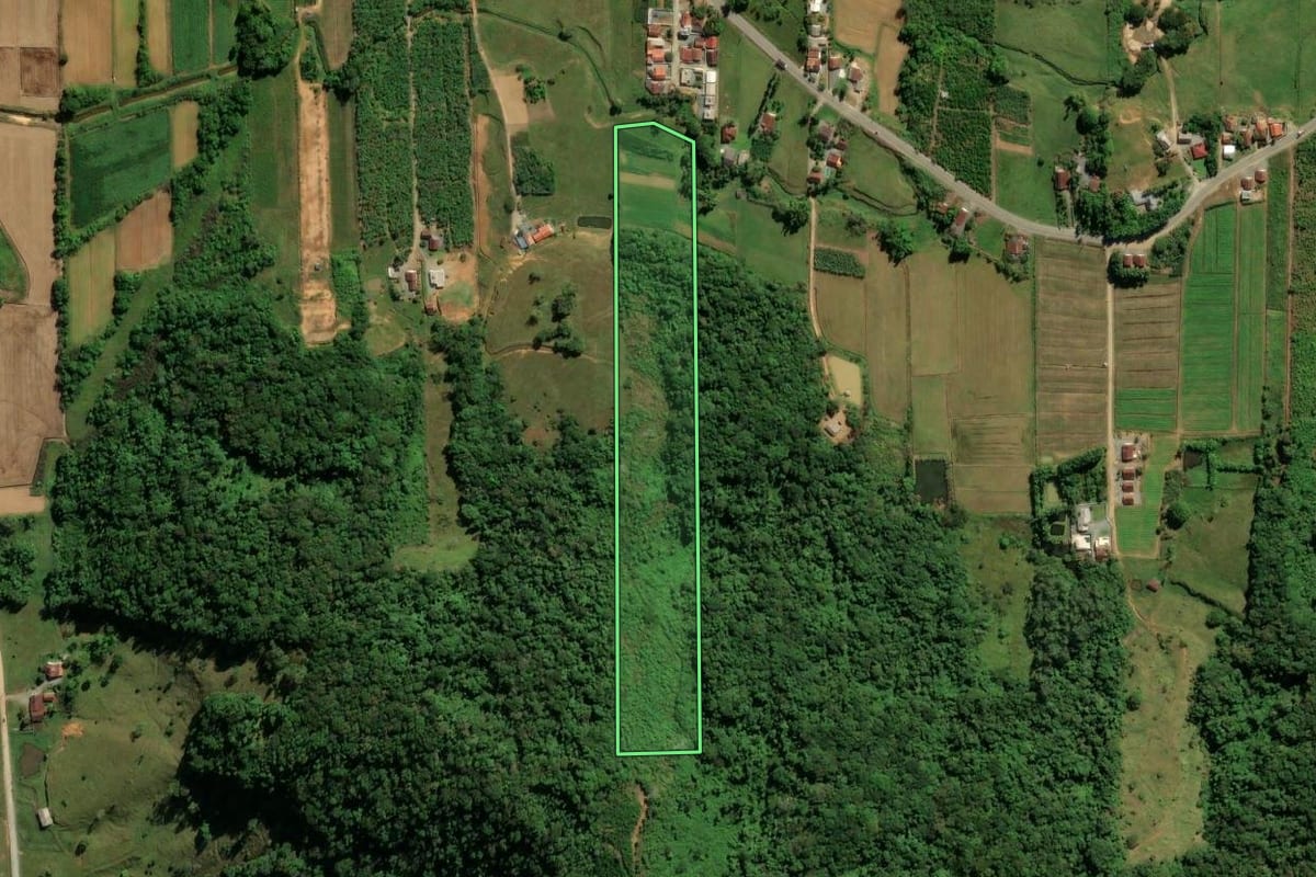 Imagem de satélite do imóvel rural em Guaramirim (SC), com o contorno declarado no CAR desenhado por cima.
