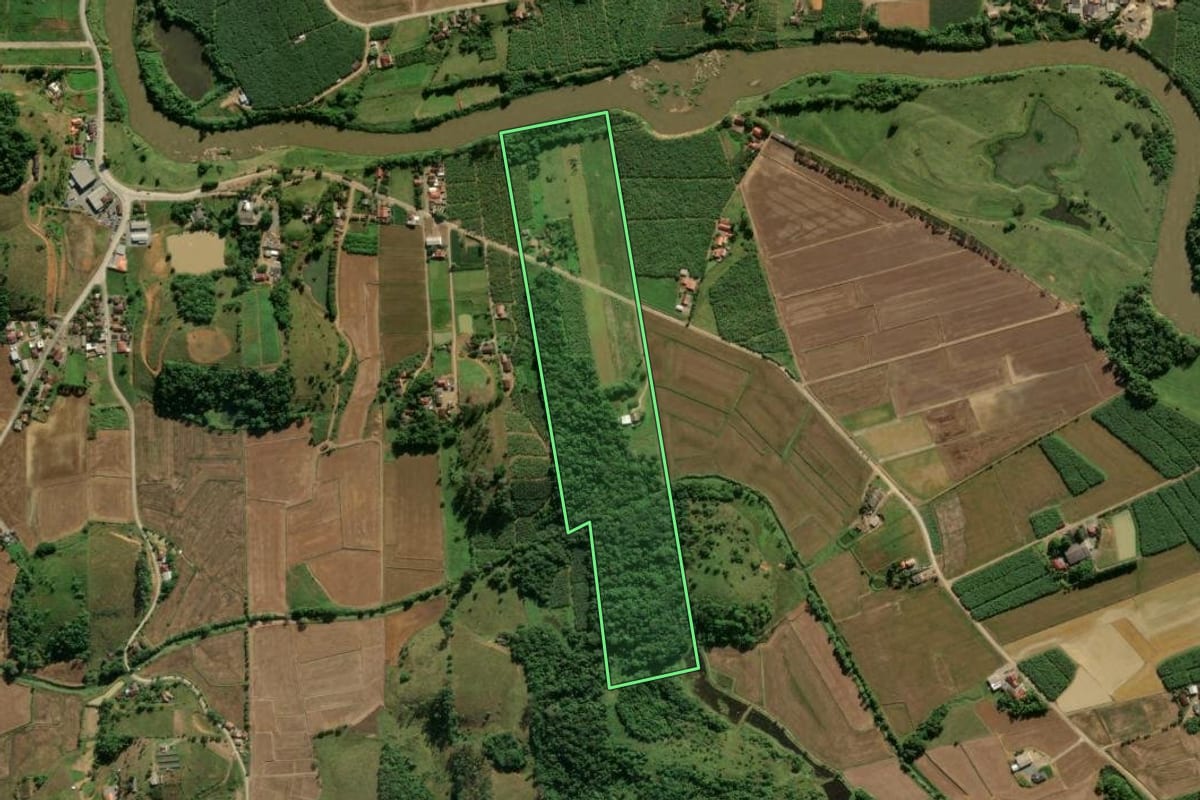Imagem de satélite do imóvel rural em Guaramirim (SC), com o contorno declarado no CAR desenhado por cima.